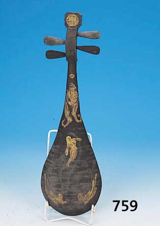TUSCHESTEIN IN FORM EINER LAUTE, CHINA, UM 1900, REICH RELIEFIERT MIT SCHRIFTZEICHEN UND RüCKSEITIG MIT FIGUREN, DIESE BUNT BEMALT,L. CA. 47 ...