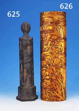 TUSCHESTEIN IN FORM EINES OBELISKEN, CHINA, UM 1900, REICH RELIEFIERT MIT LANDSCHAFT UND FIGUREN, BUNT BEMALT, H. CA. 42,5 CM