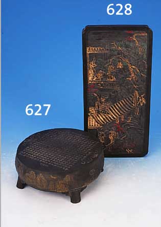 TUSCHESTEIN IN FORM EINES HOCKERS, CHINA, UM 1900, REICH RELIEFIERT UND PARTIELL BUNT BEMALT, SCHRIFTZEICHEN, H. CA. 7,5 CM, D. CA. 19 CM