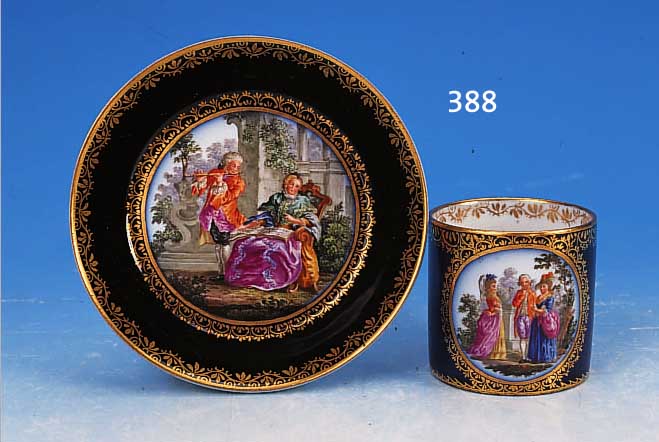 TASSE MIT UNTERTASSE, MEISSEN, UM 1800, PORZELLAN, KOBALTBLAUER FOND, IN DER FARGE L. ABWEICHEND, IN JE EINER KARTUSCHE FEINE BUNTE BEMALUNG ...
