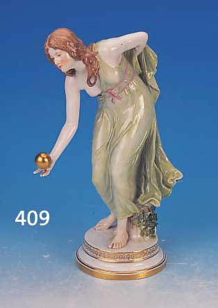 PORZELLANFIGUR, MEISSEN, UM 1900, DIE KUGEL-SPIELERIN, ENTW. WALTER SCHOTT, BUNTE BEMA- LUNG, H. 31 CM