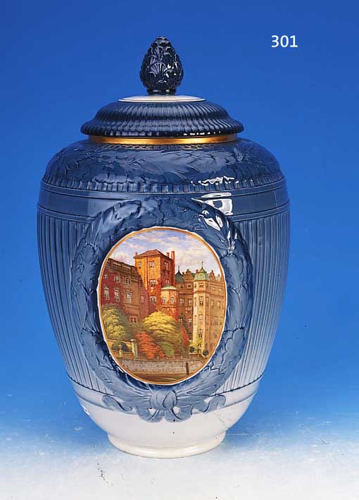 DECKELVASE, KPM BERLIN, UM 1905, PORZELLAN, BUNT BEMALT, ZWEI KARTUSCHEN, 1 X FEINE BEMA- LUNG DES STADTSCHLOßES UND EIN GROßES BLUMEN- BOUQUET, ...