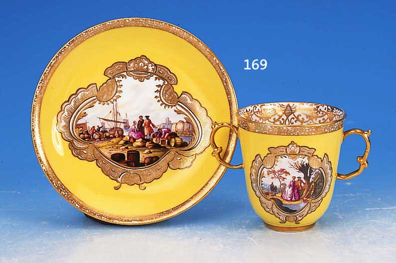 DOPPELHENKELTASSE M. UNTERTASSE, MEISSEN, UM 1745, PORZELLAN, ZITRONENGELBER FOND, IN DREI KARTUSCHEN KAUFFAHRTEI- U. SCHäFERSZENEN,FEINE BUNTE ...