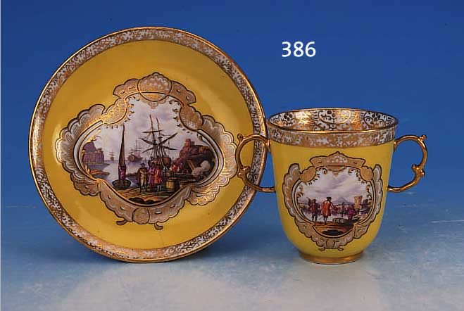 DOPPELHENKELTASSE M. UNTERTASSE, MEISSEN, UM 1745, PORZELLAN, ZITRONENGELBER FOND, IN DREI KARTUSCHEN KAUFFAHRTEI- U. SCHäFERSZENEN,FEINE BUNTE ...