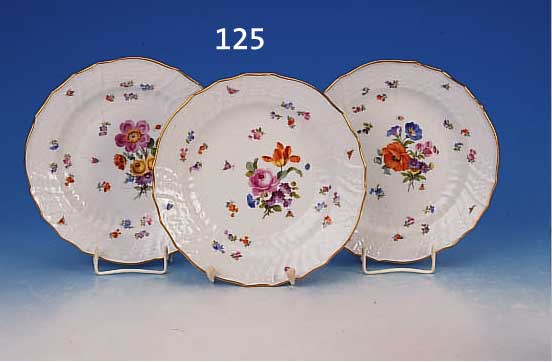 DREI TELLER, MEISSEN, UM 1900, PORZELLAN, MODELL NEUBRANDENSTEIN, MITTIG BLUMENBOUQUET U. INSEKTEN, STREUBLüMCHEN, FEINE BUNTE BE- MALUNG, ...