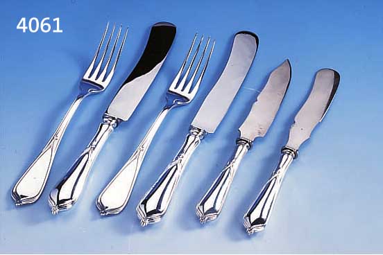 14-TEILIGES BESTECK, ENTWURF HUGO LEVEN, 2. MODELL, HERST. KOCH & BERGFELD UM 1900, VERSILBERT, BEST. AUS 6 MESSERN UND 6 GABELN ,BUTTER- UND ...