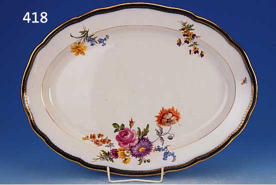 GROßE PLATTE, MEISSEN, PFEIFFERZEIT, PORZELLAN, KOLBALTBLAUER RAND, GOLDSTAFFAGE, FEINE BEMALUNG, GROßES BLUMEBOUQUET U. ZWEI KLEINERE, ...