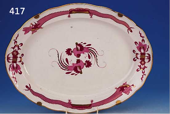 GROßE PLATTE, MEISSEN, UM 1880, PORZELLAN, BEMALT, PUPURROTER WINDDRACHE, GOLDSTAFFAGE, L. 52 CM