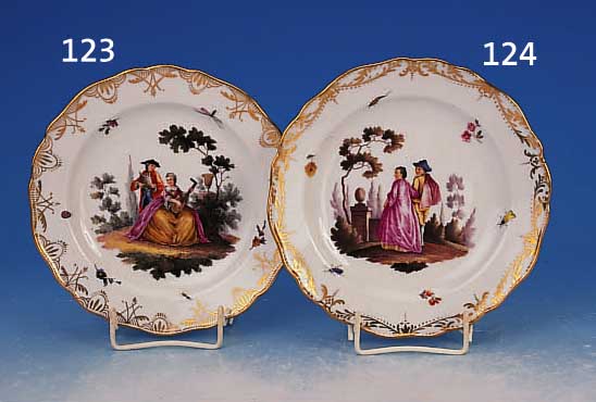 ZIERTELLER, MEISSEN, UM 1880, PORZELLAN, FEINE BUNTE BEMALUNG, GALANTE SZENE IM PARK, INSEKTEN U. STREUBLüMCHEN, REICHE GOLDSTAF- FAGE, D. 19 ...