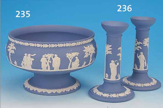 FUßSCHALE, WEDGWOOD, 20. JH., BISQUITPORZEL-LAN, WEIßER RELIEF. FRIES AUF BLAUEM FOND, ANTIKISIERENDE SZENEN, D. 21 CM, H. 14 CM