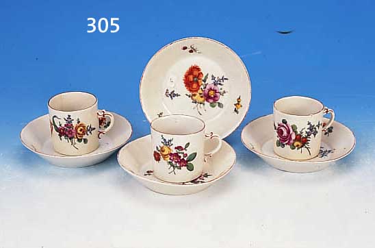SECHS TASSEN MIT UNTERTASSEN, LUDWIGSBURG, 18. JH., PORZELLAN, BUNTE FEINE BLUMENBEMA- LUNG, BOUQUETS U. STREUBLüMCHEN, KAPUZINER- BRAUNER ...
