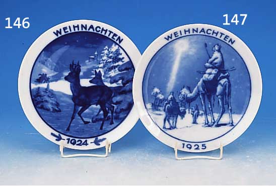 WEIHNACHTSTELLER, ROSENTHAL, 1925, PORZEL- LAN, BLAUE UNTERGLASURMALEREI, HEILIGE DREI KöNIGE MIT DEM STERN VON BETHLEHEM, D. 21 CM