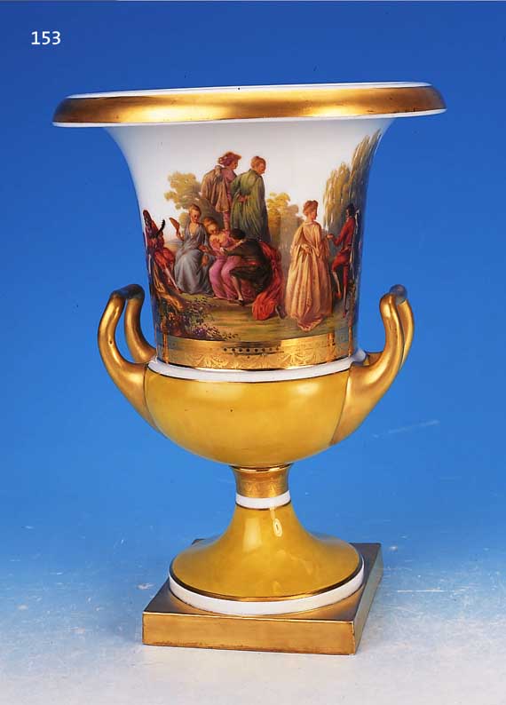 KRATERVASE, KPM BERLIN, 1823-32, PORZELLAN, OCKERFARBENER FOND, UMLAUFENDE WATTEAU-SZENEN,DARST. VON PERSONEN IN PARKLANDSCHAFT, INSGE- SAMT 16 ...