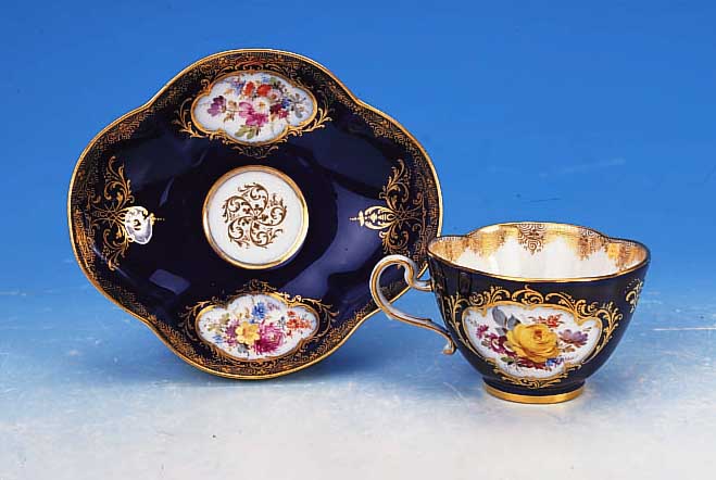 TASSE MIT UNTERTASSE, MEISSEN, UM 1880, PORZELLAN, KOBALTBLAUER FOND, MIT VIER KAR- TUSCHEN: FEINE BUNTE SCHäFERSZENE, DREI ...