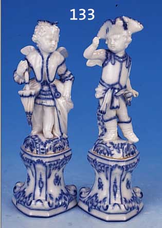 PAAR FIGUREN, KPM BERLIN, UM 1900, PORZEL- LAN, MäNNL. U. WEIBLICHER PUTTO, BLAUE UNTER- GLASURBEMALUNG, AUF SOCKEL, H. JE 16 CM