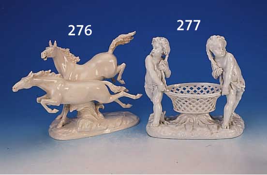 KORBSCHALE, WOHL ENGLAND, 19. JH., PORZEL- LAN, BLAUE SCHWERTERMARKE, SCHALE FLANKIERT VON ZWEI PUTTI, DIE DEN SOMMER U. HERBST SYM- BOLISIEREN, ...