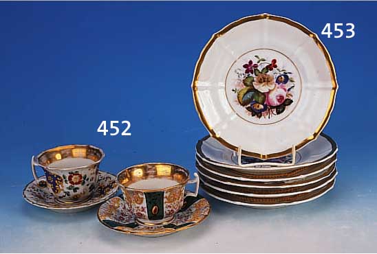 PAAR TASSEN MIT UNTERTASSEN, SCHUMANN, BERLIN,UM 1850, PORZELLAN, BUNTE BLUMENBEMALUNG, GOLDSTAFFAGE, DIESE BER., TASSENH. 6 CM