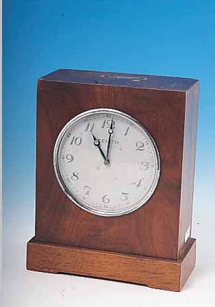 ZENITH SPARKASSENUHR IM HOLZGEHäUSE., SCHWEIZ UM 1925, M. WECKFKT., EINSTELLMöGL. U. AUFZUG RüCKS., MüNZSCHLITZ FüR EINEN SCHW. ...