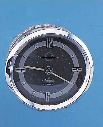 KIENZLE EINBAUAUTOUHR HIER FüR OPEL, ENTSPR.LOGO AUF BLATT, 8-TAGEWERK, MESSING VERCHR., EINBAUDURCHM. CA. 60 MM, AUFZUG U. ZEIGERST. RüCKS., UM ...