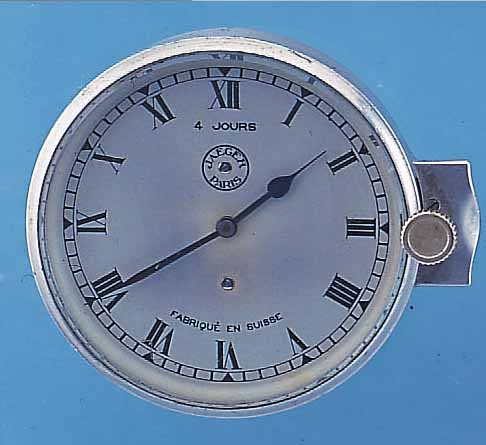 JAEGER PARIS EINBAUBORDUHR, SCHWEIZER PRO- DUKTION, ALUMINIUMGEH., 4-TAGEWERK, EINBAUD. CA. 80 MM, FERTIGUNGS-NR. 151311, NUTZSP., EZ 2