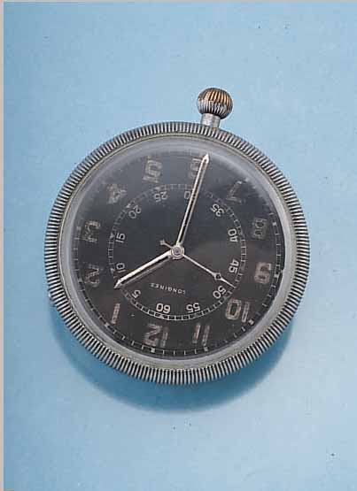 LONGINES EINBAUBORDUHR, ALUMINIUM, FüR FLIE-GER, SCHW. BLATT ALTERSBED. FL., INDIR. ZEN- TRALSEK., BODEN 3-FACH VERSCHR., D. CA. 65 MM,WERK VERG., ...