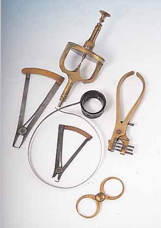 UHRMACHERWERKZEUG: 15-TEILIG ( 2 LUPEN, BLAN- TEUR, FEDERHAUSZANGE, EINGUßZIRKEL, RäDERMAßE,ETC.), UM 1910, M. AUFARB. VERWENDB., TEILW. BESCH.