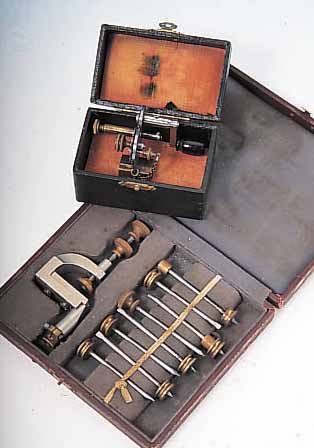 UHRMACHERWERKZEUG: 1X SENKSPIEL DOPPELTES SYSTEM, FIRMA JAKOB, LEIPZIG, UM 1914, ORIG.- ETUI, KOMPL. ZUBEHöR, NUTZSP., 1X BüGELFRäSE IM ...