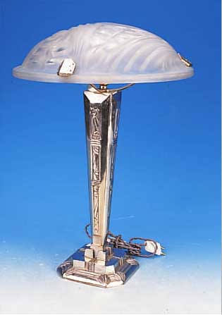 TISCHLAMPE, DEGUE, FRANKREICH, 30ER JAHRE, BRONZEFUß VERNICKELT, H. 52 CM, PREßGLAS- SCHIRM ABSTR. FLORALER DEKOR, SIGNIERT, D. 38 CM