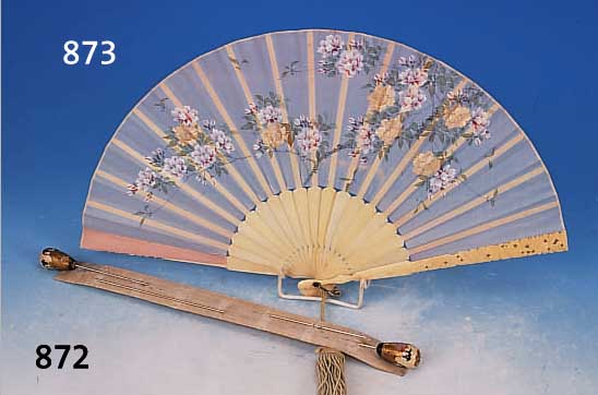 ZWEI HUTNADELN, JAPAN, SATSUMA, UM 1900, PORZELLAN BEMALT, H. 4 CM MIT NADEL INSG. 32 CM, UMLAUFEND MIT FRAUENDASTELLUNGEN BEMALT