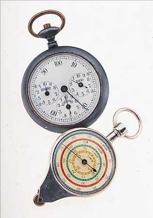 KONVOLUT: WANDERUTENSILIEN, PEDOMETER (SCHRITTMESSER), M. DEZIMALTEILUNG, EMAILBL., EINZELSCHRITTZäHLER, STAHL BRüN., 0-DRüCKER IM ...
