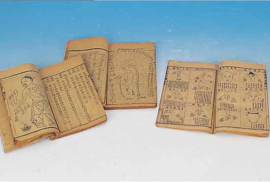 ZWEI FACHBüCHER ZUR AKUPUNKTUR, CHINA, UM 1820, PAPIER, MIT ZAHLREICHEN ABBILDUNGEN, FADENHEFTUNG