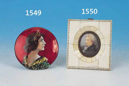 EMAILPLAKETTE, LIMOGES, 30ER JAHRE, PROFILPORTRäT EINER JUNGEN FRAU MIT DIADEM, MONOGRAMMIERT, RüCKSEITIG SIGNIERT, D. CA. 9 CM