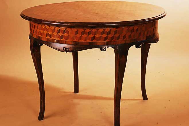 TISCH, BAROCKSTIL, MITTE 20. JH., NUßBAUM MIT WüRFELINTARSIEN AUF DER ZARGE UND DER TISCHPLATTE, SEHR DEKORATIV, L. GEBR.- SPUREN, H. ...