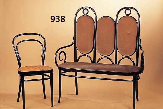BANK UND ZWEI STüHLE, THONET, 70ER JAHRE, BUGHOLZ REICH GEBOGT UND SCHWARZ GEFASST, BANK MIT HELLEM VELOURSBEZUG (ORIG.), STüHLE MIT ...