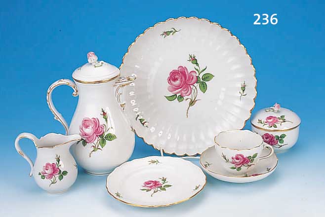 KAFFEESERVICE, MEISSEN, 70ER J., PORZELLAN, ROTE ROSE, 2. WAHL, 6 GEDECKE, KAFFEEKANNE, ZUCKERDOSE, SAHNEGIEßER UND KUCHENPLATTE