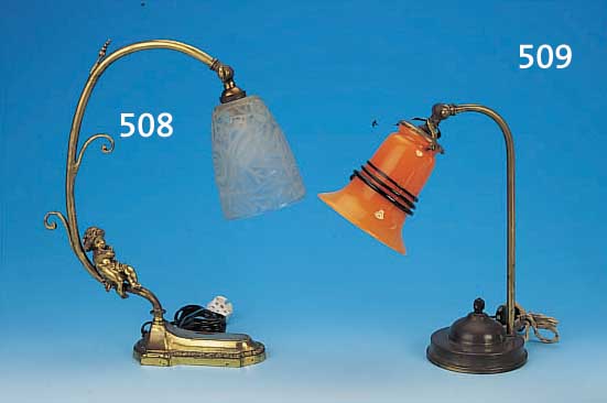 TISCHLAMPE, FRANKREICH, 30ER JAHRE, MESSINGGUßFUß MIT VOLLPLASTISCHER PUTTOFIGUR, MATTIERTER UND RELIEFIERTER PREßGLASSCHIRM, ELEKTR. ...