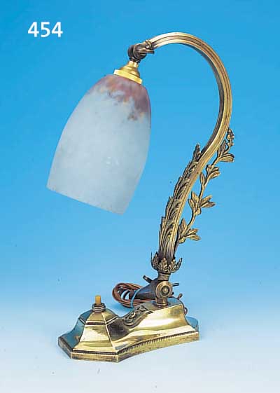 TISCHLAMPE, FRANKREICH, SCHIRM PATE-DE- VERRE MIT BLAUEN, ROSA UND VIOLETTEN EIN- PUDERUNGEN, RESTSIGNATUR DAUM NANCY, ELEKTR. NICHT ...