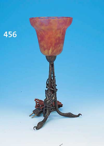TISCHLAMPE, FRANKREICH, SCHIRM SIGN. DAUM, PATE-DE-VERRE MIT ROTEN, ORANGEROTEN UND GELBEN EINPUDERUNGEN, METALLSCHIRM MIT BLATTDEKOR, ...