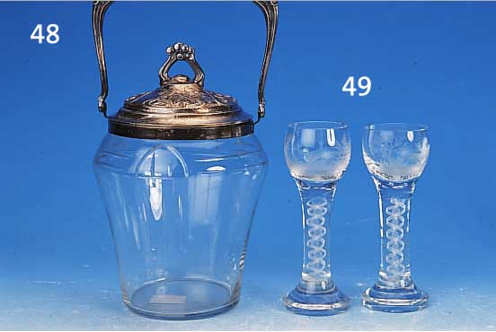 BONBONNIERE, DEUTSCH, WMF, UM 1900, FARBL. GESCHLIFFENES GLAS, DECKEL UND HENKEL METALL, EHEMALS VERSILBERT, BERIEBEN, H. CA. 22 CM