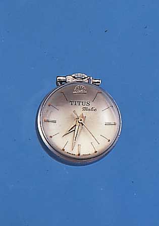 TITUS KUGEL/ANHäNGEUHR, SCHWEIZ UM 1964, METALL VERCHR., GLASKöRPER M. OPTISCHER WIR- KUNG, AUTOMATIKW. VERG., 17 ST., ETA KAL. 2365, ...
