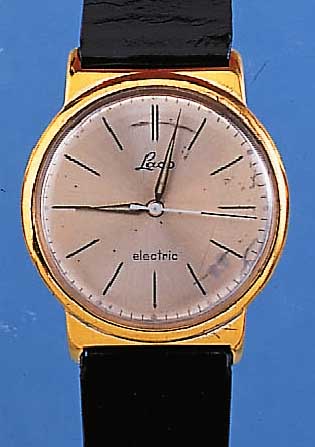 LACO HERRENARMBANDUHR ELECTRIC, DEUTSCHLAND UM 1967, METALL HARTVERG., EDELST.-BODEN EINGEDR., EINSCHALENAUSF., BATTERIEFACH U. ZEIGERST. AM ...