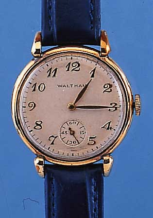 WALTHAM HERRENARMBANDUHR, REF.-NR. 9791696, USA UM 1942, GG-FILLED, RUNDGEH., BET., SELT. BANDANST. IN TROPFENFORM, BODEN GEDR., NUTZ- SP., VERS. ...