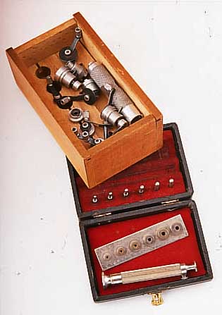 KONVOLUT: UHRMACHERWERKZEUG, 2X FEDERWINDER,FüR ARMBAND U. TASCHENUHREN, 1X 6, 1X 8 FEDER-HAUSGRößEN (GES. DURCHMESSERBER. ABGED.), ...