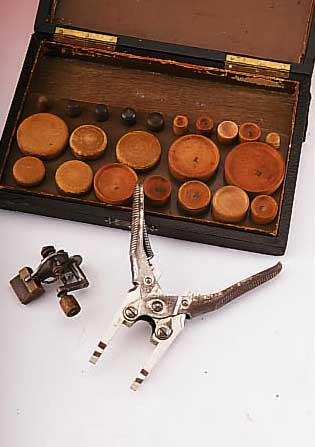 KONVOLUT: 1X BüGELFRäSMASCHINE, VERWENDB., ALLE EINS., ORIG.-KASTEN, NUTZSP., UM 1935, 1X EINSPRENGGARNITUR FüR KUNSTSTOFFRUNDGLäSER BIS 50 ...