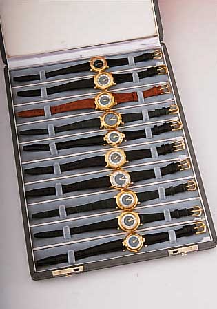 SET: 10 DAMENARMBANDUHREN DU GARD, IN VER- KAUFSETUI, DOUBLE, QUARTZWERKE, ZIFFERBL. M. OPALSPLITTERN U. PERLMUTT, VERSCH. DEKORS, ...