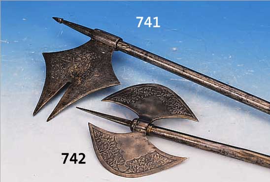 ZEREMONIALAXT, NORDINDIEN, UM 1870, EISEN GESCHMIEDET, L. CA. 65 CM, KLINGEN GRA- VIERT MIT FLORALEN MOTIVEN