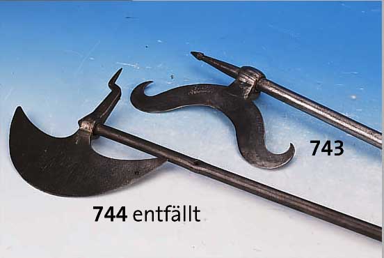 ZWEI ZEREMONIALäXTE, NORDINDIEN, UM 1840-50, EISEN GESCHMIEDET, L. CA. 64 BZW. 82 CM, LEICHT KORR., FARBLOS LACKIERT