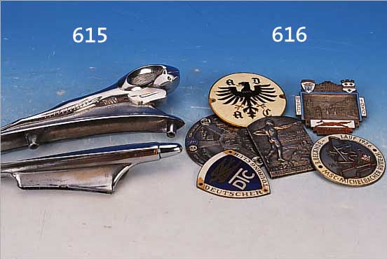 ZWEI KüHLERFIGUREN, USA, 40ER/50ER JAHRE, METALL VERCHROMT, L. CA. 36 BZW. 27 CM, 1 X STILISIERTE WIDDERDARST., 1 X STIL. ...