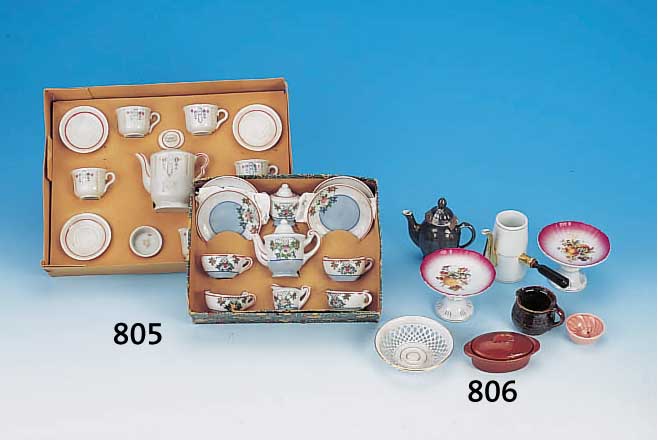 KOVOLUT CA. 45 TEILE PUPPENZUBEHöR, 1910-30, PORZELLAN UND KERAMIK, EINE SCHOKOLADEN- KANNE, OHNE DECKEL, OBSTSERVICE MIT BLATT- SCHALE, ...