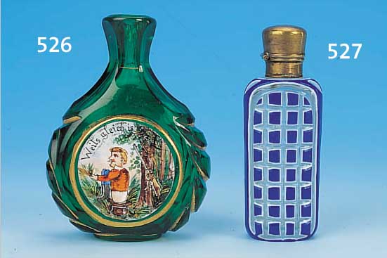 FLAKON, BöHMEN, UM 1900, FARBLOSES GLAS, BLAU UND WEIß üBERFANGEN, MIT INNENDECKEL, H. 8 CM